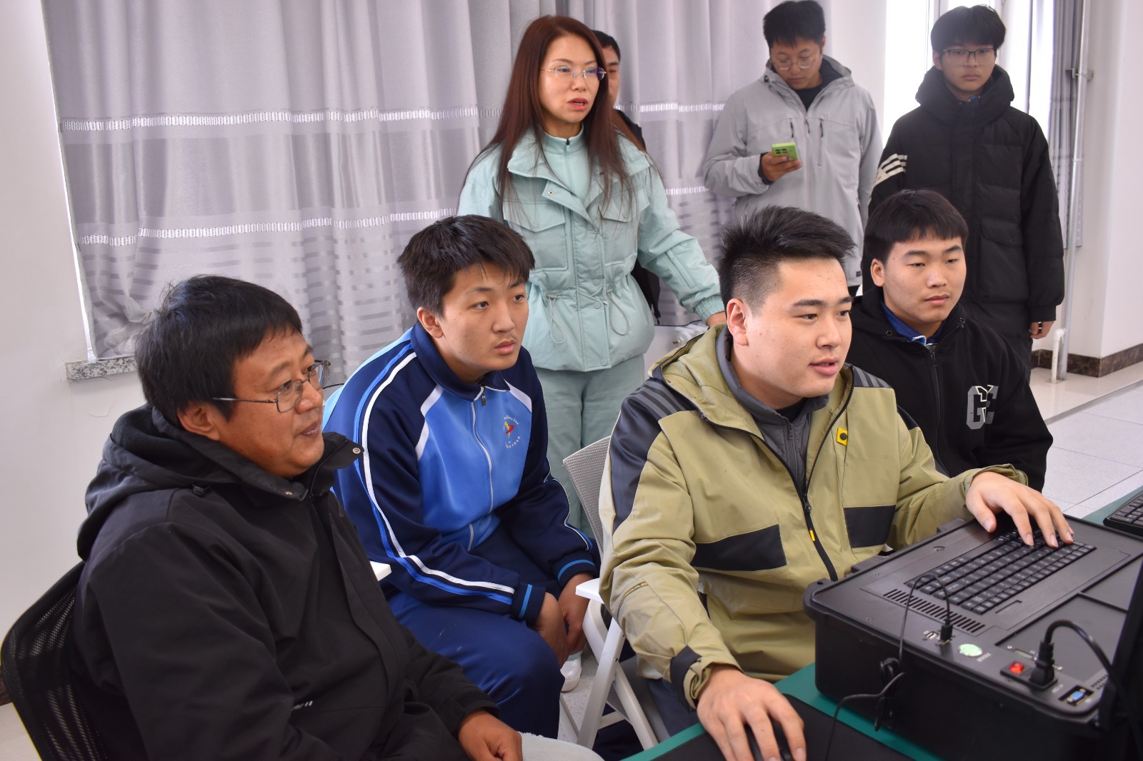 2023-10-24 加快数字化升级改造步伐，推动“岗课赛证”融通综合育人—我校计算机专业“数字产品检测与维护”实训室验收及培训纪实 (09).JPG